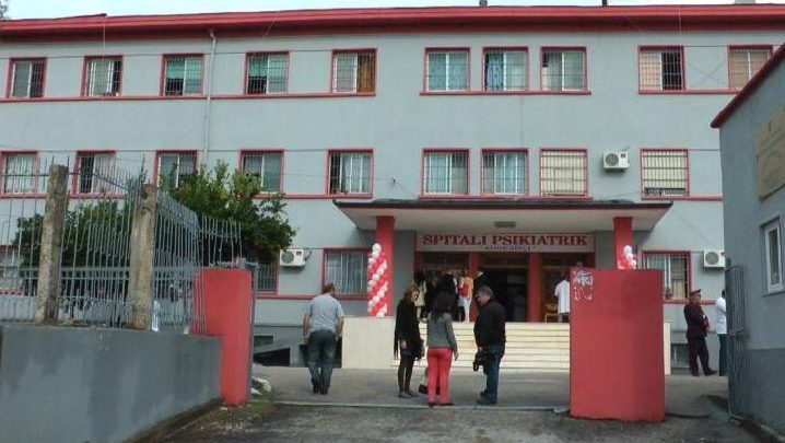 Futi foshnjën e vdekur në valixhe/ Nëna transferohet në spitalin psikiatrik të Elbasanit, ja si paraqitet gjendja e saj…