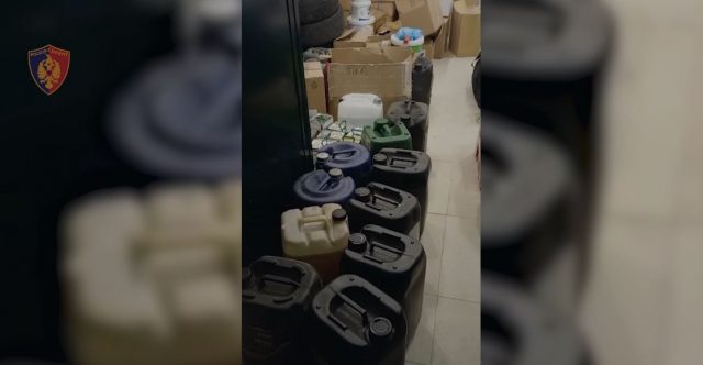 Sekuestrohen vaj luledielli dhe karburant kontrabandë në Kapshticë, 3 të arrestuar, një pre tyre doganier
