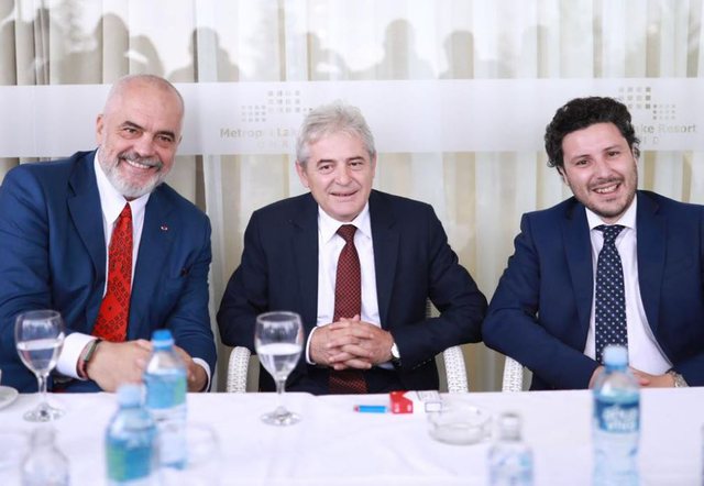 Rama publikon foton krah Dritan Abazoviçit dhe Ali Ahmetit: Vëllezër të hapur