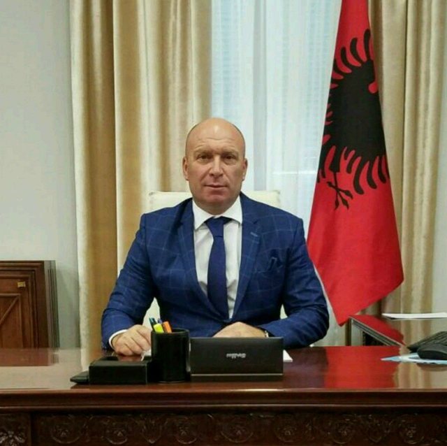 Ish-ministri i PD lavdron Presidentin e ri dhe sulmon opozitën