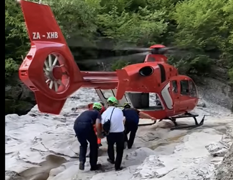 Bien nga lartësia dy turistë në “Syrin e Ciklopit”, njëri prej tyre i moshuar/ Transportohen me helikopter tek Trauma