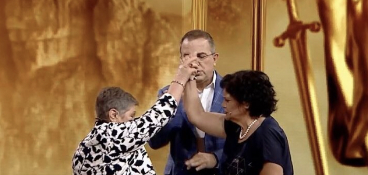 “Intrigante! Shtrigë”, motrat përleshen live në emision, ndërhyn Ardit Gjebrea t’i ndajë
