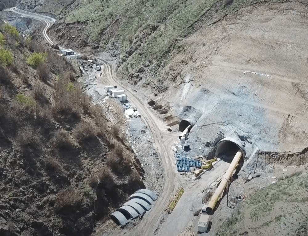 Dalin gjurmët e korrupsionit në Rrugën e Arbrit, ikën asfalti, 20 milionë euro shtesë i ha tuneli, pjesë e aferës Rroku, inxhinerë dhe mbikqyrësit