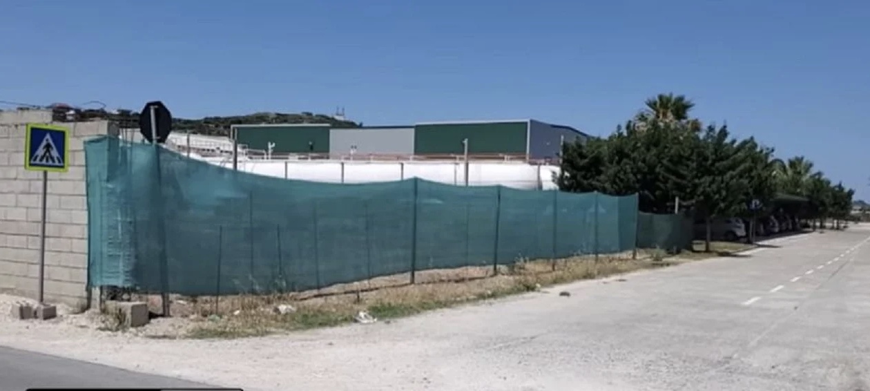”O ne, o fabrika!”/ Banorët e Porto Romanos në protestë pas zjarrit në depozitat e gazit