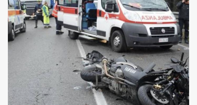 Makina përplas motorin/ Ndërron jetë 15 vjeçari në Belsh, në gjendje të rëndë bashkëmoshatari
