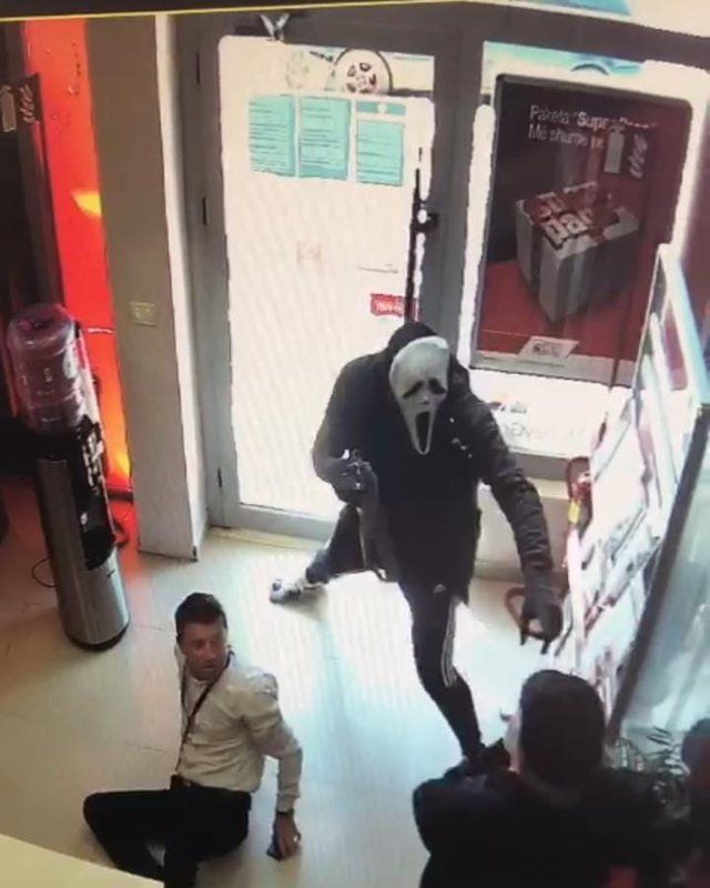 Si në filma, shikoni se si grabitësi me maskë e armë kërcënoi punonjësit e bankës në Koplik