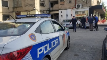 Zjarr në garazhin e një pallati në Astir, lëndohen 8 banorë, digjen 4 automjete