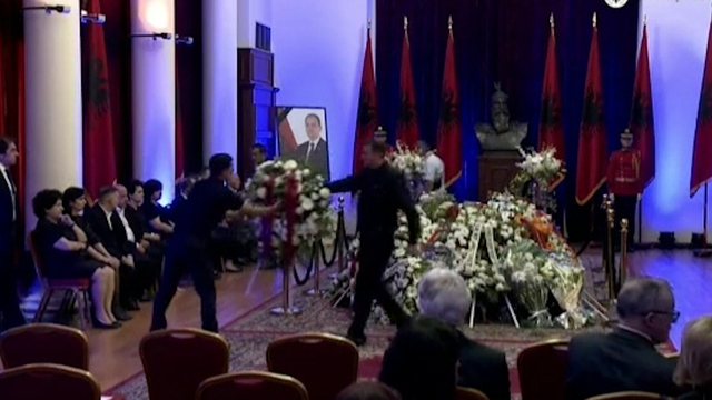 INCIDENTI: Familjarët e Bujar Nishanit heqin kurorën me lule të dërguar nga Lulzim Basha