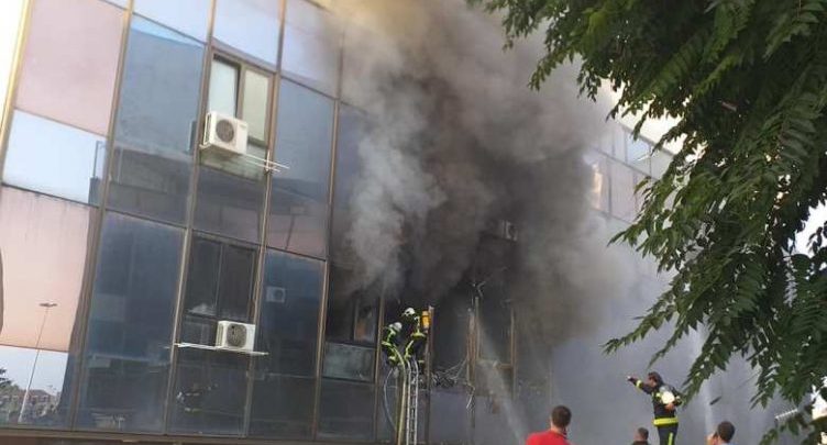 U arrestua 6 ditë më parë, digjet zyra noteriale e Aleko Anagnostit në qendër të Sarandës
