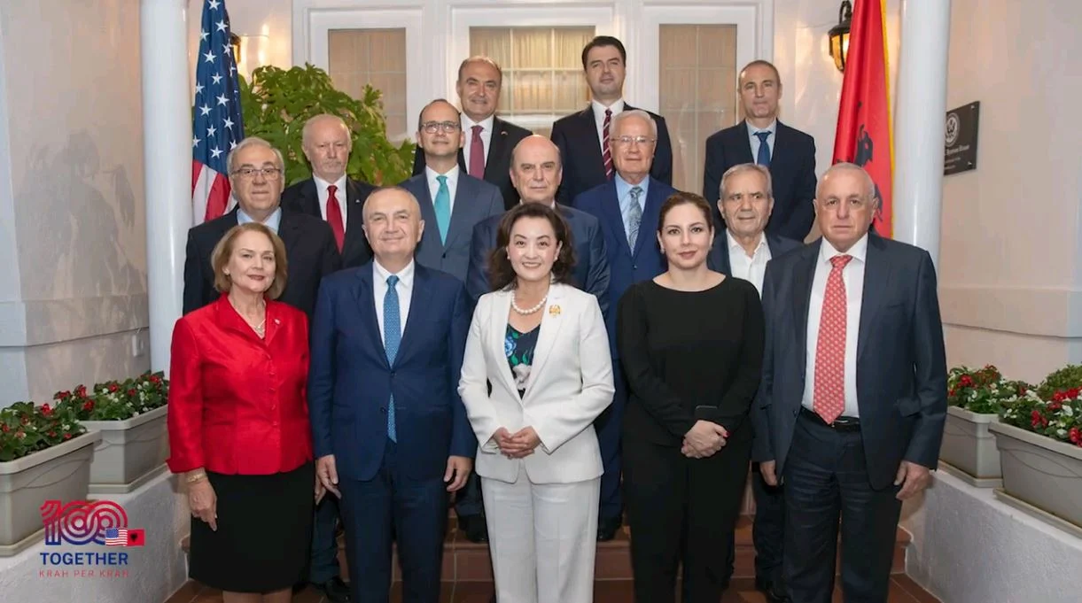 Ilir Meta shkel në Ambasadën Amerikane për herë të parë që prej shkëmbimit të batutave
