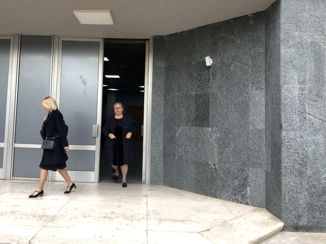 Gjyqtarja Fida Osmani e korruptuar familjarisht, Vetingu zbardh arsyet e shkarkimit nga detyra, mashtrim me pasurinë, pastrim parash, konflikt interesi dhe pazare. Çfarë pret SPAK-u?