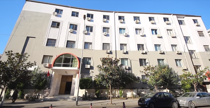 Prokurorja e Durrësit dashnorja e të dënuarit për kontrabandë, bandilli po hedh para për ta kaluar në Veting