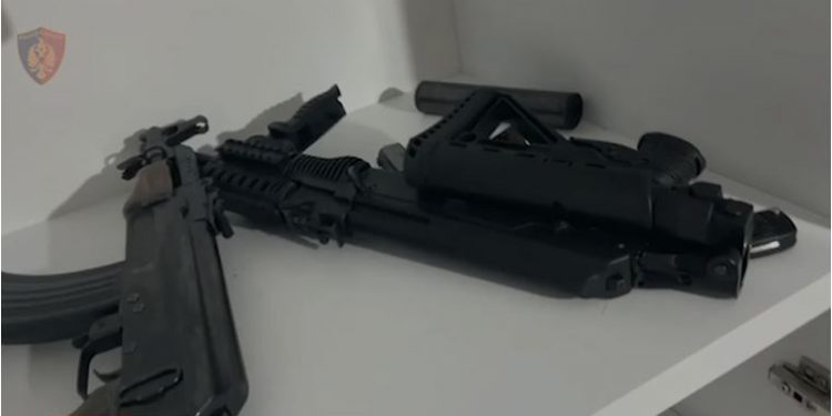 Arsenal armatimi në mes të Tiranës, mes tyre shootgun, armë automatike e 4 silenciatorë! Prangosen 2 të rinjtë