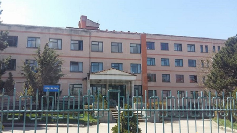 I ra dritarja sipër, foshnja 2-muajshe mbërrin me urgjencë në spitalin e Korçës