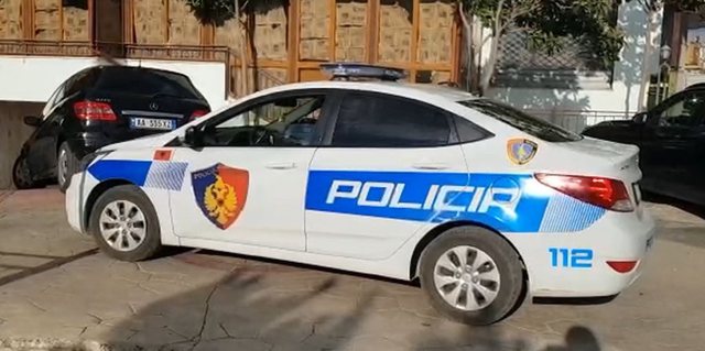 Theu masën ‘arrest shtëpie’, mori armën dhe u nis drejt ish-gruas dhe partnerit të saj për t’i vrarë, kapet në kohë 34-vjeçari në Sarandë