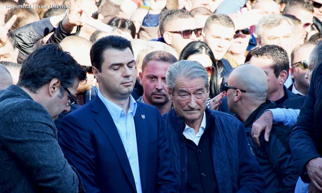 Sali Berisha kërkon hetimin e pallatit të Lulzim Bashës në Vlorë