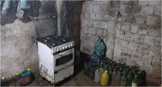 “Ke për të dalë kur të jesh e vdekur”, burri burgos gruan dhe dy fëmijët në shtëpi prej 17 vitesh