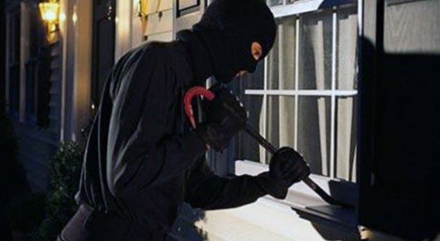 “Bëra një budallallëk”, grabit bankën në Milano, 25 minuta më vonë pendohet, dorëzon paratë në polici