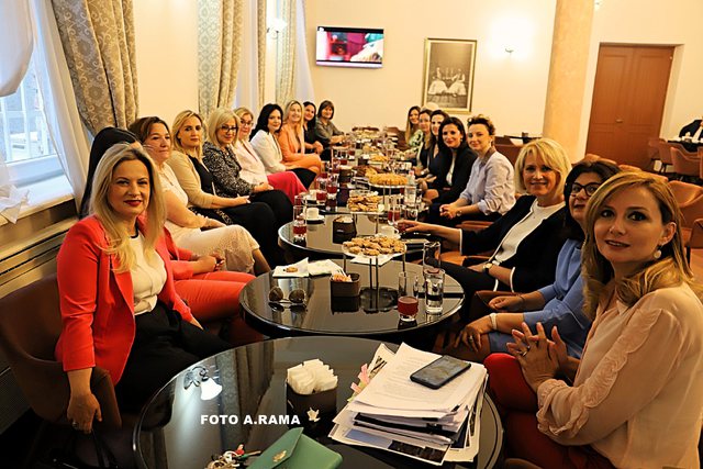 FOTOT/ Pas seancës demokratë e socialistë “harrojnë” sherret, bëhen bashkë në lokalin e Kuvend për një gurabije