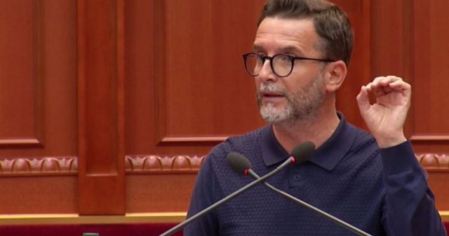 U shkarkua nga posti i zv.kryeministrit, Braçe ‘thumbon’ Arben Ahmetajn: Globi rrotullohet!