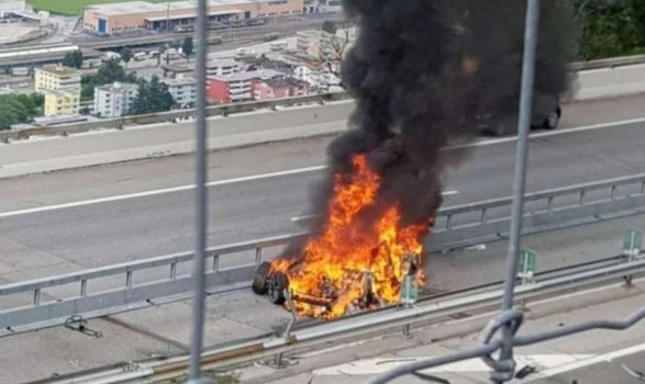 Merr flakë mjeti në autostradën Tiranë-Durrës, shkrumbohet tërësisht