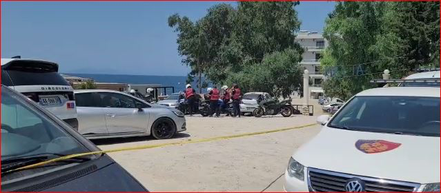 Sherr mes vëllezërve për plazhin në Radhimë, njëri erdhi nga Anglia dhe qëlloi në drejtim të vëllait