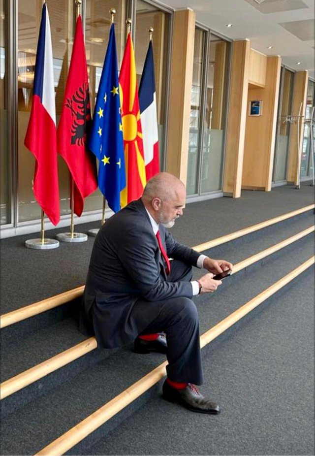 Pas hapjes së negociatave, Rama shfaqet i ulur në shkallët e KE-së, detaji me çorapet