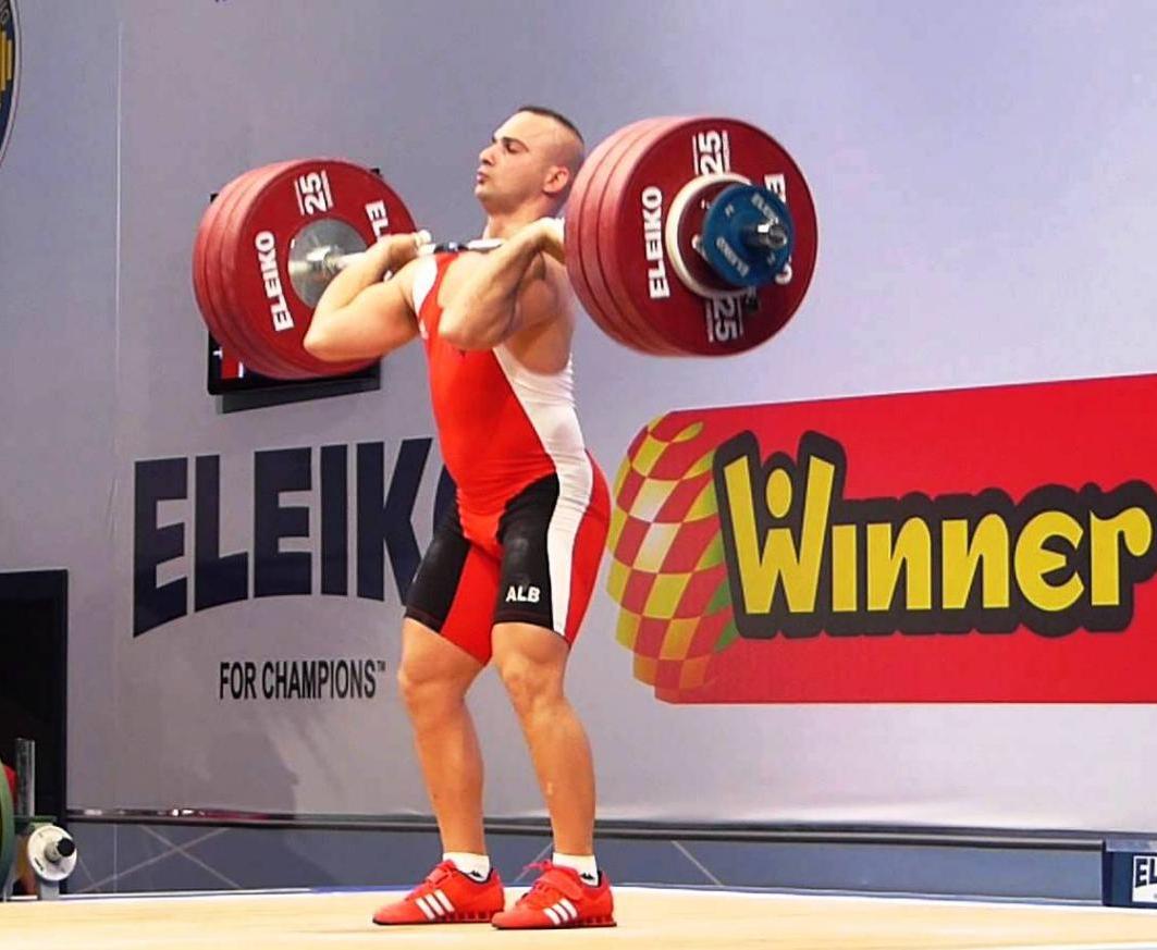 Pas polemikave, Erkand Qerimaj merr medaljen e argjendtë në stilin e shkëputjes
