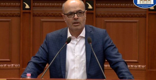 Deputeti socialist: Financat publike, si torta e 100 vjetorit. Kush e ka dorën më të gjatë merr më shumë