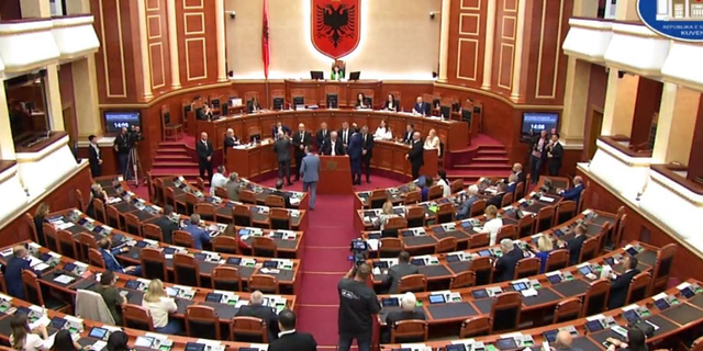Situatë e tensionuar në Kuvend: Berisha rrethohet nga garda, ndërpritet seanca