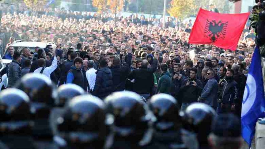 ”Sulmohet “ kryeministria, mijëra vetë protestojnë në Shkup kundër propozimit francez!