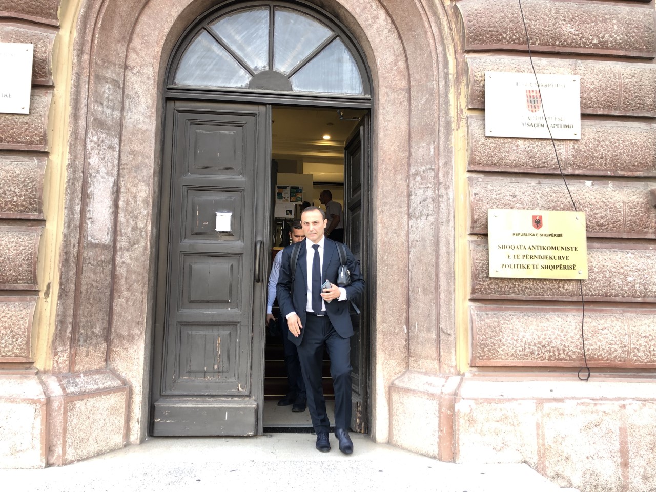 Pasuri e njëjtë, interpretime të ndryshme: KPA ngel Elbana Llurin dhe kalon Gerd Hoxhën