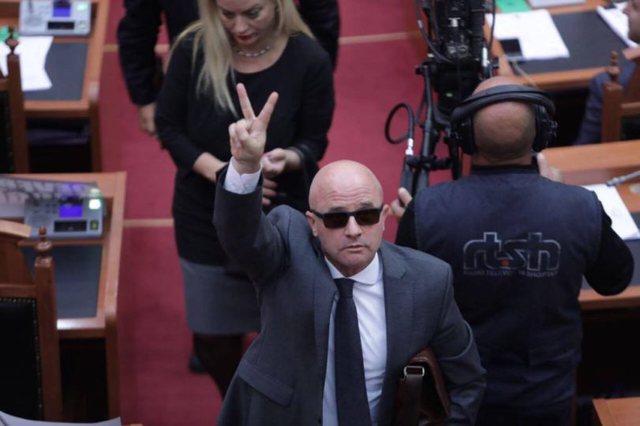Ish-deputeti i PD: Nuk e njohim vendimin e Britanisë për Berishën, ata janë kthyer në koloni të Sorosit. Na e kanë pas futur që me Enver Hoxhën