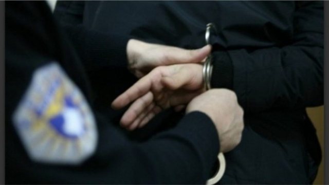 Dhunon të dashurën dhe e mbyll për tri ditë në shtëpi, arrestohet 29-vjeçari