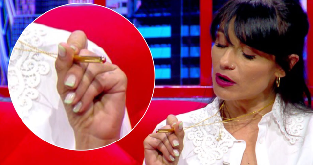 Blogerja shqiptare që flet për seksin dhe mban si varëse një vibrator: Nuk dua të kem kurrë fëmijë