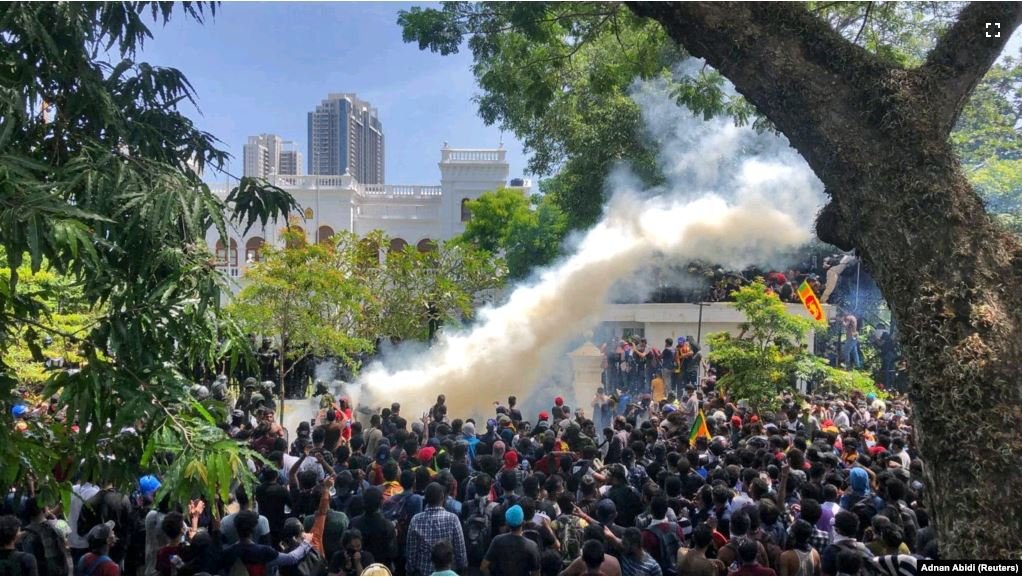 Sri Lanka shpall gjendje të jashtëzakonshme pas arratisjes së Presidentit