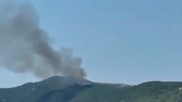 Kodrat e Kepit të Rodonit përfshihen nga flakët, shpresë për zjarret vetëm… shiu