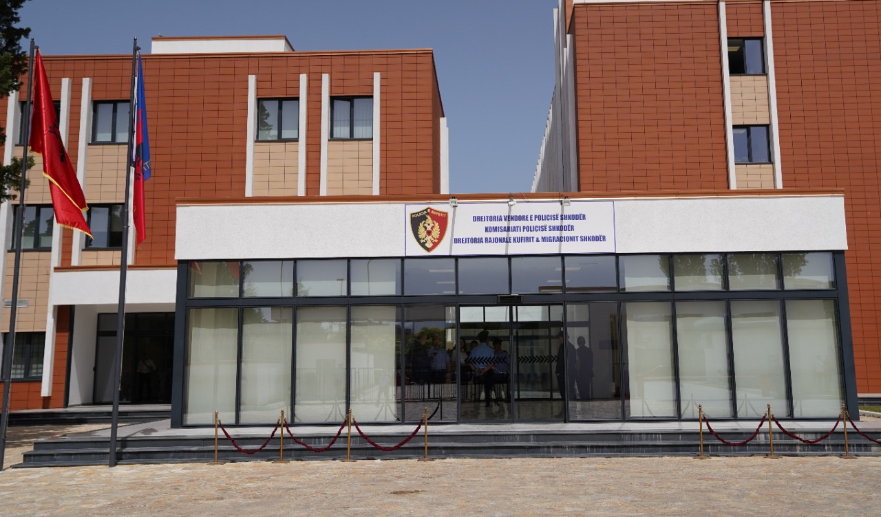 Tronditëse në Shkodër, 49-vjeçari qëlloi me armë në drejtim të fëmijëve në lulishte pasi djali i tij kishte bërë sherr me to! Vetëdorëzohet në polici