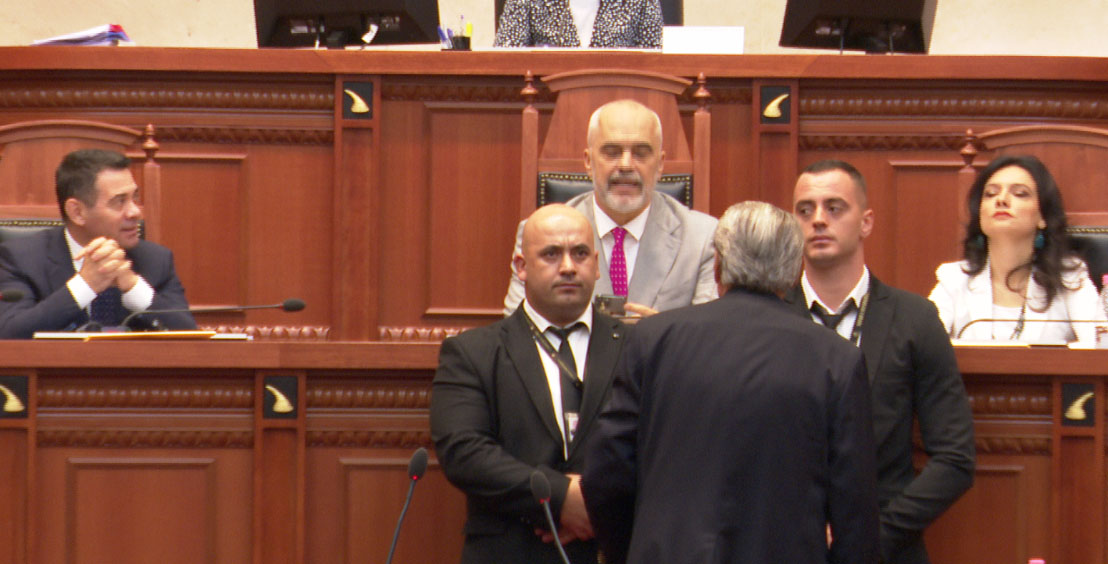 “O burracak, o i panderë. Ty të ka çmendur 7 korriku”, Berisha i shkon Ramës te karrigia, i dalin para gardistët. Çfarë ndodhi në Kuvend
