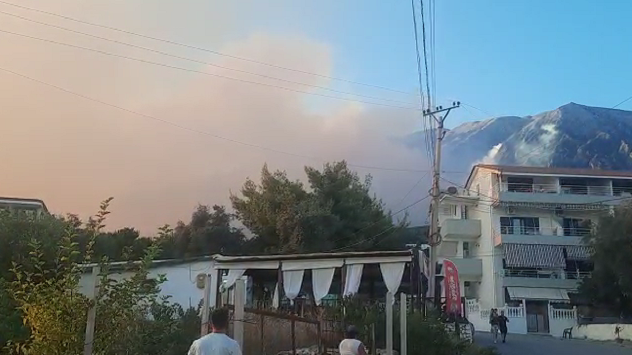 Zjarr në Dhërmi, tymi përhapet në të gjithë plazhin
