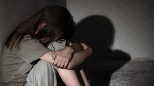 Detajet rrënqethëse nga grabitja në Brataj, autori përdhunoi vajzën e mitur/ Familjarët: Na kërcënoi, kishte maskë të kuqe!