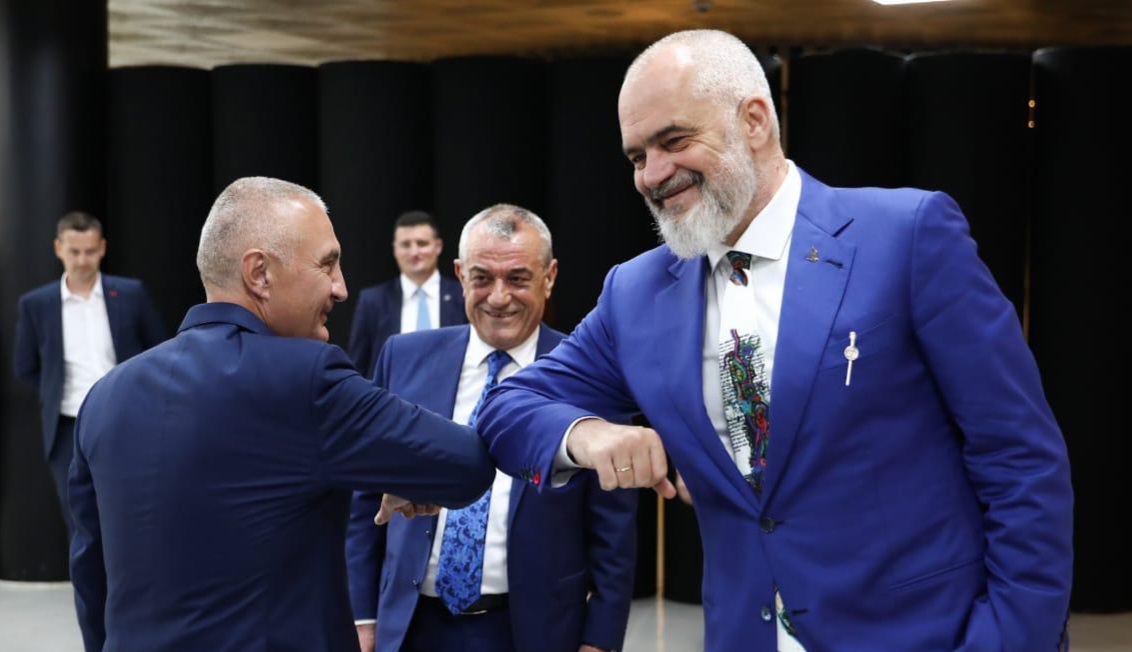Meta i xjerrë bilushin Edi Ramës dhe e shan nga nëna: Neta si Mata Hari