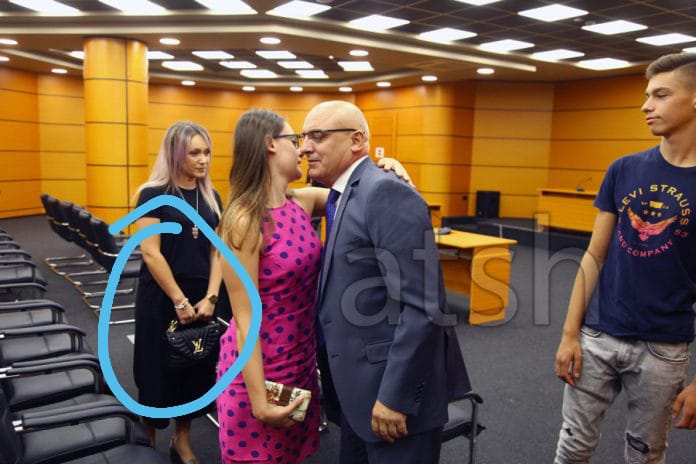 Gjyqtari Ramiz Lala me eskortë në Veting, e shpëtoi një oligark, sekretarja e tij me çantë 5 mijë euro. Korrupsion me gjobën 560 mln lekë ndaj bashkisë për fëmijën që u rrëzua në oborr