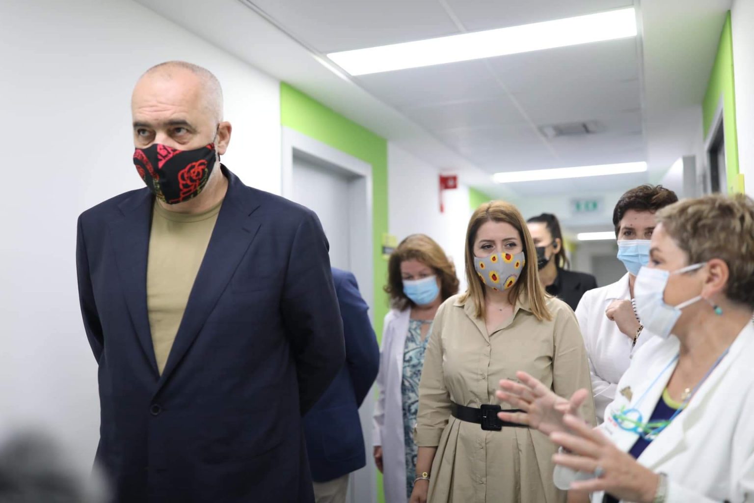 SPAK gati arrestimin e Janis Karathanos, korruptoi Ogerta Manastirliun për koncesionin kriminal 100 milionë euro të laboratorëve, paratë u paguan por nuk ka analiza