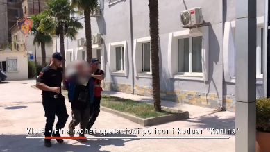Prag tragjedie në Vlorë, burri gjuan me kallash në prani të fëmijëve të mitur pas sherrit me gruan