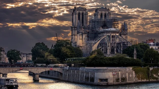 Përdhunim apo…? Ç’i ndodhi një amerikaneje pranë Notre-Dame