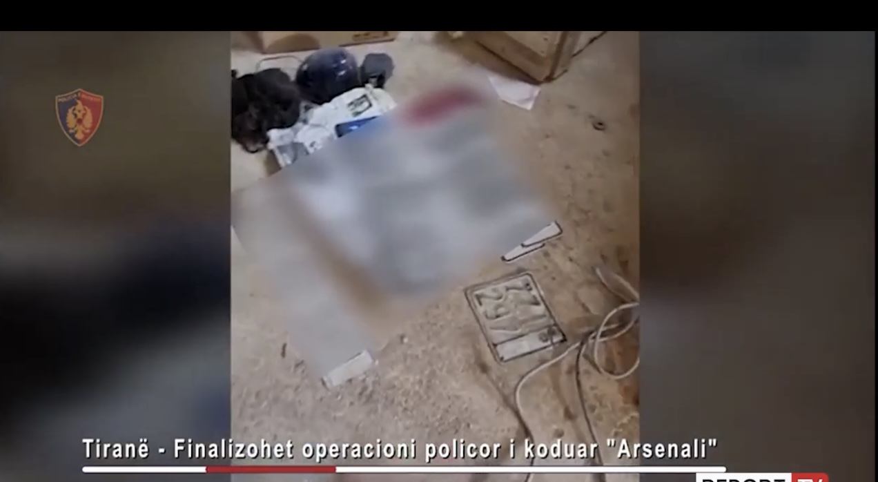 Automatikë, snajper, granata, mitraloza e makina të blinduara, dalin pamjet nga banesa e kthyer në arsenal armësh