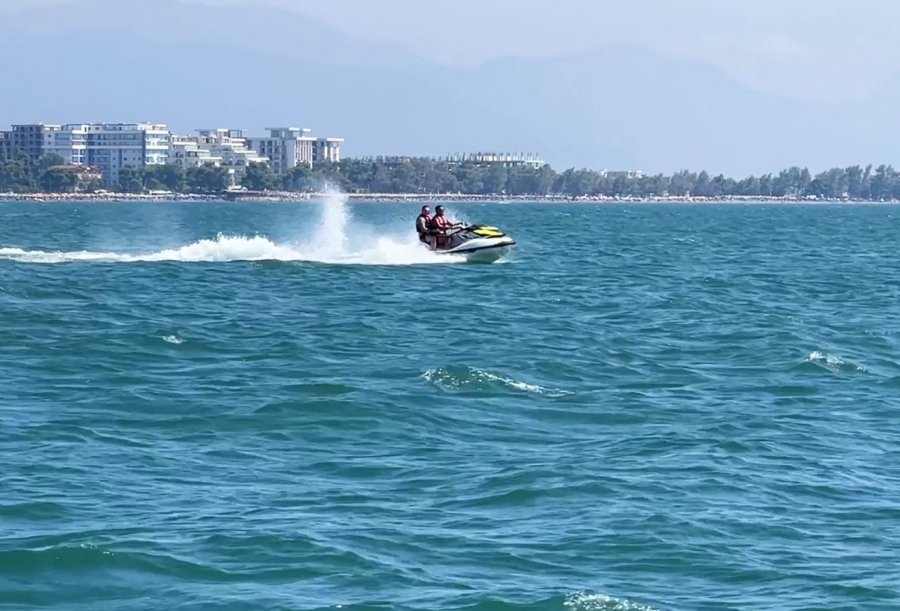 Bllokohen 3 mjete lundruese “Jet ski” në Shëngjin, gjobiten drejtuesit