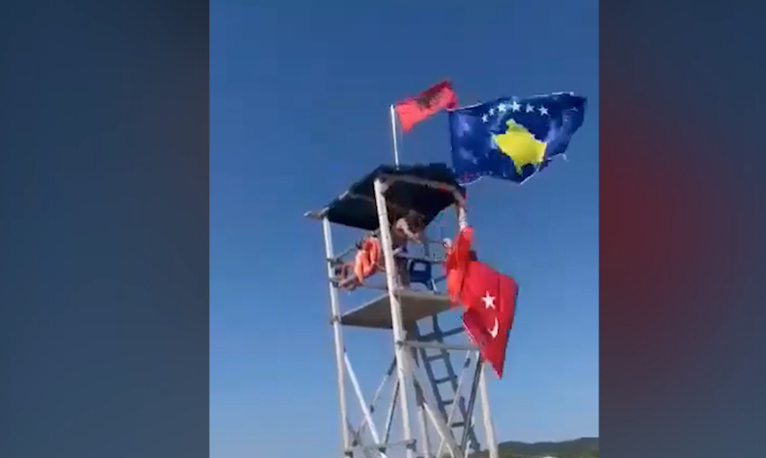 Hoqi flamurin turk nga plazhi i Gjirit të Lalzit dhe e hodhi në det, policia arreston 48-vjeçarin