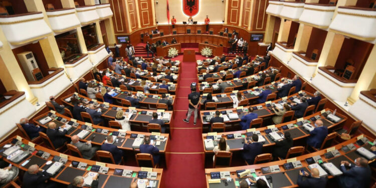 Deputetët s’fusin dorën në xhep/ Përfitojnë miliona nga dietat, nga buxheti i shtetit paguajnë edhe hotelet